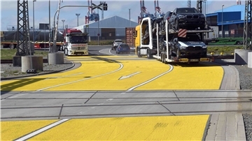 Am Amerikaring hat Bremenports die Fahrbahn rapsgelb besprühen lassen, damit Autotransporter die Gleise der Hafenbahn nicht blockieren.