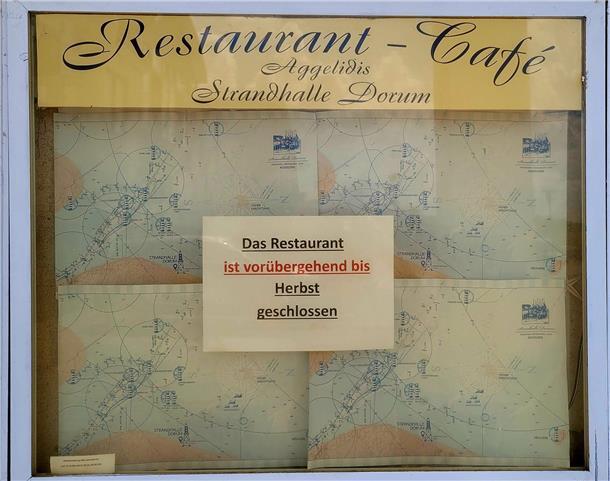 Am Aufgang zur Dorumer Strandhalle ist zu lesen, dass das Restaurant die gesamte Hauptsaison über geschlossen bleibt.