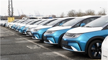 Da stehen viele Autos in einer Reihe
