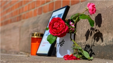 Am Bahnhof Friedland erinnern Blumen und Kerzen an die getötete 16-Jährige.