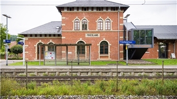 Am Bahnhof Friedland wurde eine 16-Jährige mutmaßlich in den Tod gestoßen. (Archivbild)