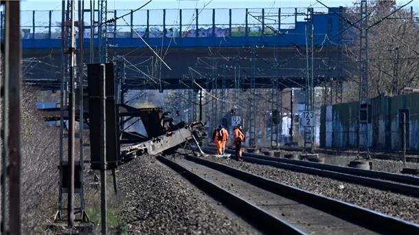 Zwei wichtige Bahnstrecken gesperrt - weite Umleitungen Am Bahnhof Wuppertal-Langerfeld ist ein Güterwaggon aus den Gleisen gesprungen.