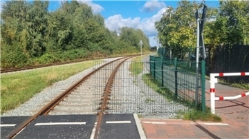 Am Bahnübergang am Radweg Fahr(G)Rad 8 wurden diverse Bauelement zerstört.