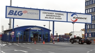 Am BLG-Autoterminal gab es Ärger. Keine Maske, aber Umarmungen und Händeschütteln zur Begrüßung: So hatten Mitarbeiter von Personaldienstleistern gegen die Corona-Regeln verstoßen. Foto: Scheer