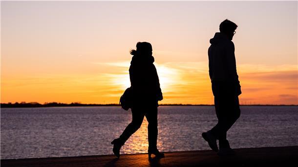 Am Deich entlangzuspazieren, ist für unseren Kolumnisten Stefan Kruecken besser als jede Entspannungs-App. Die haben derzeit Hochkonjunktur – andere haben aber auch keine Nordsee, sagt Kruecken.