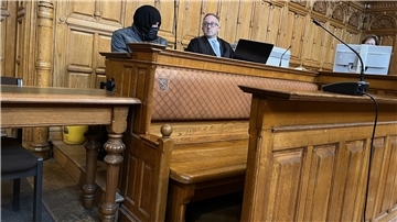 Angeklagter sitzt mit Maske neben seinem Verteidiger. 