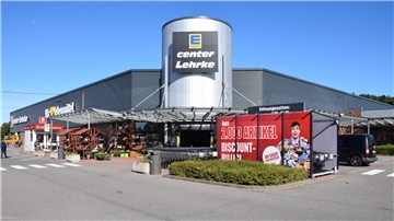 Es ist der Eingang des Edeka Centers Lehrke zu sehen.
