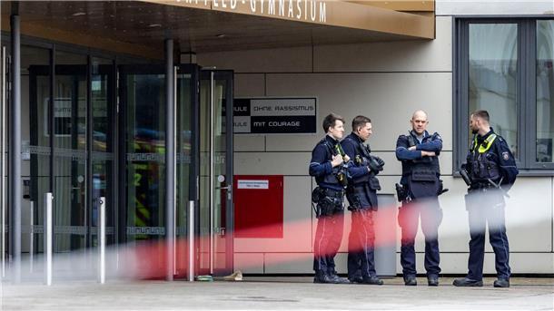 17-Jähriger nach Amoktat weiter in Behandlung Am Donnerstag verletzte ein Schüler vier Mitschüler mit Messerstichen. Die Polizei überwachte daraufhin das Gymnasium.