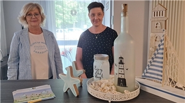 Am Empfang des Seniorequartiers Beverstedt: Prokuristin Gabriele Gallinat (links) von Sprecht und Tegler und Pflegedienstleiterin Anja Castens.
