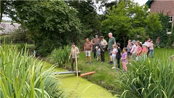 Am Ende der Veranstaltung wurde die Nisthilfe in einem kleinen Teich auf dem Hof von Hermann Schildt aufgestellt.