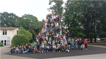 Viele Kinder auf einem Klettergerüst