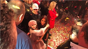 Am Ende des Finales zum Supertalent nahm Georgia die Glückwünsche von Sarah Lombardi entgegen.