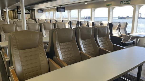 Helgoland-Urlaub per Schiff: 7 Unterschiede zwischen „Helgoland“ und „Halunder Jet“ Am Fenster ist es teurer als in der Mitte: „Halunder Jet“ von innen.