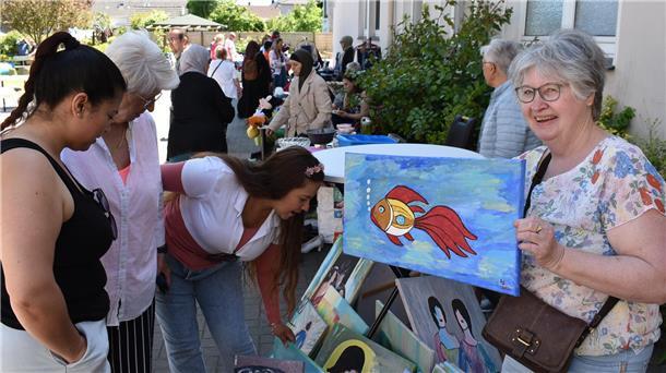 Am Flohmarkt beteiligte sich die Blexerin Lisa Strate mit selbst gemalten Bildern.