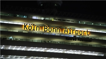 Am Flughafen Köln/Bonn ist ein Mann festgenommen worden, dem vorgeworfen wird, die Terrormiliz IS unterstützt zu haben.