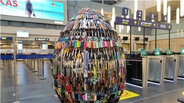 Am Flughafen Vilnius kann man ein ganz besonderes Osterei bestaunen.