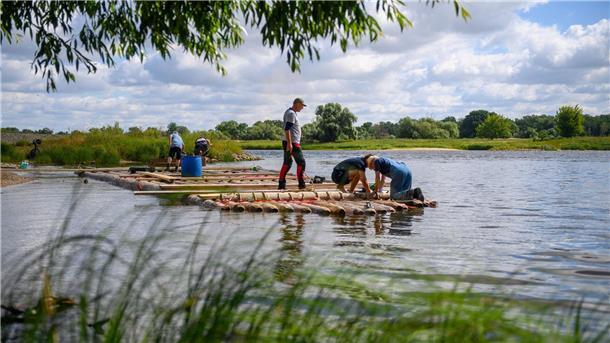 Alte Technik für neues Floß Am Fluss Elbe entsteht ein Floß.