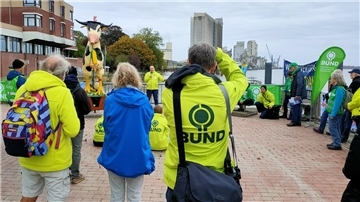 Bild von einer Kundgebung des BUND an der Braker Kaje