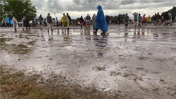Hurricane-Liveticker: Ein Wahnsinns-Festival geht zu Ende Am Freitagabend wurde es nass: Das Infield versank im Matsch.