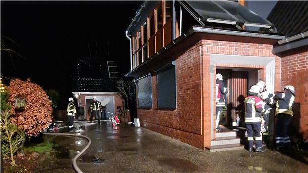 Am frühen Mittwochmorgen rückte die Feuerwehr zu einem Zimmerbrand nach Sellstedt aus. Der Brand wurde frühzeitig entdeckt und konnte daher relativ schnell gelöscht werden.