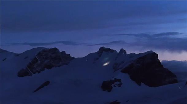 Deutsche Bergsteiger in Schweizer Alpen gerettet Am frühen Morgen kam ein Hubschrauber zu den Bergsteigern durch.