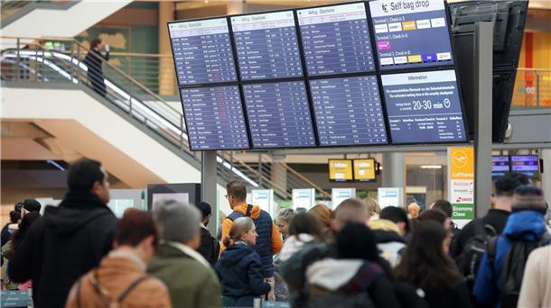 Am Hamburger Flughafen kehrt langsam wieder Normalität ein.