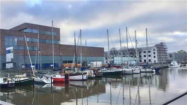 Am Handelshafen Bremerhaven entsteht der neue "Wissenschafts-Campus" des Alfred-Wegener-Instituts: Links im Bau ist das künftige Labor mit Experimentierhallen, das "Technikum", dahinter zu sehen der frisch sanierte Altbau der "Nordsee" - eine einstige Fisch-Lagerhalle Baujahr 1865 - , den die Fischereihafen-Betriebsgesellschaft für das Awi aufwendig restauriert und im Januar 2023 übergeben hat. 