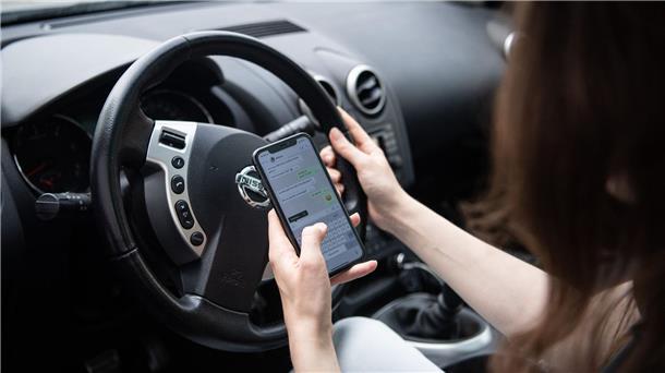 Am Handy sein, während man Auto fährt, ist verboten.