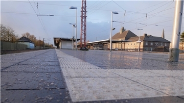 Am Hauptbahnhof in Bremerhaven war heute Morgen kaum eine Menschenseele zu sehen. Schließlich fuhren die Züge nicht. Wenn man doch irgendwo festhängt, ist guter Rat teuer.