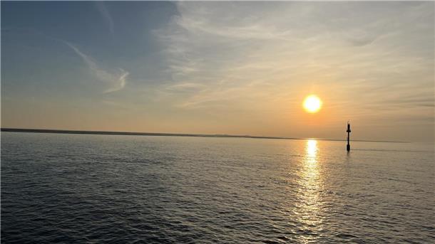 Helgoland-Urlaub per Schiff: 7 Unterschiede zwischen „Helgoland“ und „Halunder Jet“ Sonnenuntergang auf dem Wasser: Bei schönem Wetter kann man beim Katamaran Halunder Jet auf Freidecks.