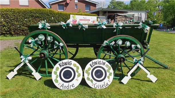 Am Hof Gerhardt in Midlum wurde der Schützenumzug mit diesem liebevoll geschmückten Wagen begrüßt.