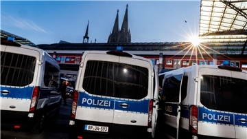 Am Kölner Bahnhof prügelten sich mehrere Fans von Schalke und Dortmund. (Archivbild)