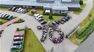 Luftbild der Zahl 70 durch Menschengruppe gebildet