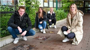 Vier Abiturienten am Kreisgymnasium Wesermünde.