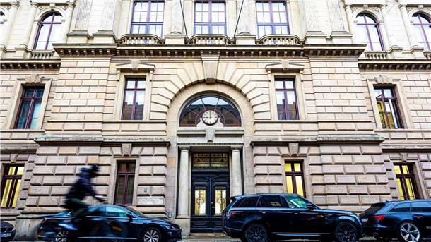 Getötete 15-Jährige: Mitschüler wegen Mordes verurteilt Am Landgericht Braunschweig ist der Angeklagte wegen Mordes zu einer Jugendfreiheitsstrafe von acht Jahren verurteilt worden.