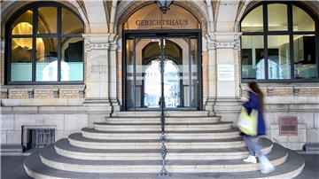 Gerichtsgebäude in Bremen, eine Frau geht die Treppen hoch. Am Landgericht Bremen beginnt am 7. Juli die Hauptverhandlung gegen vier Angeklagte. Ihnen wird unter anderem räuberische Erpressung in Bremerhaven vorgeworfen.