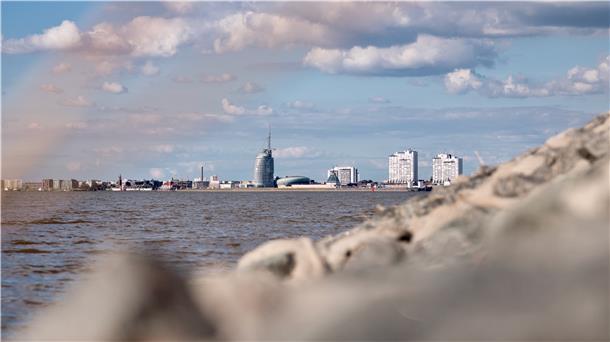 Am Lunedeich hat man den perfekten Blick über die Skyline von Bremerhaven. Wer da nicht das Smartphone oder die Kamera zückt, ist selbst schuld.