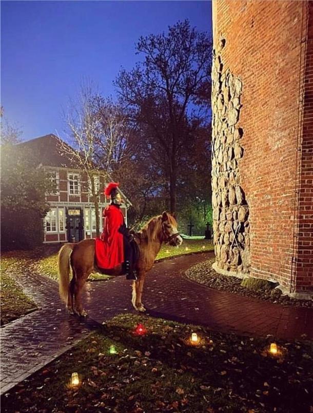 St. Martin hoch zu Ross: Laternenzauber in Selsingen am 11. November St. Martin zu Pferd