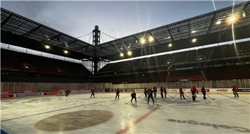 Eine Eishockey-Spielfläche im Fußballstadion.