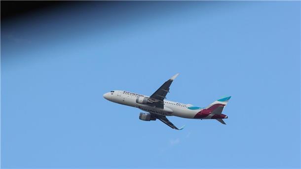 Eurowings-Flieger dreht wegen Gestank wieder um Am Mittwochabend musste ein Eurowings-Flieger kurz nach Abflug wieder zum Hamburg Airport zurückkehren. (Archivbild)