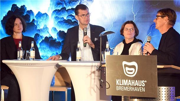 Wie Bremerhaven Vorreiter bei der Klimabildung wurde - neue Wetterausstellung eröffnet Menschen beim Podiumsgespräch