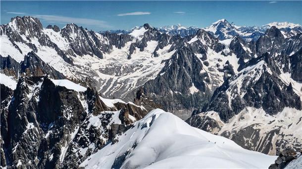 Am Mont Blanc sind zwei Skifahrer bei einbem Lawinenabgang ums Leben gekommen (Archivbild von 2020).