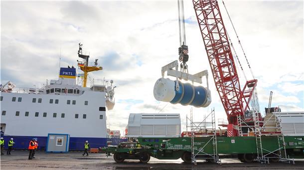 Am Montag und Dienstag waren die sechs Castor-Behälter aus Sellafield bei der Midgard auf Waggons verladen worden. Im Hintergrund ist der Spezialfrachter "Pacific Grebe" zu sehen.