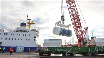 Am Montag und Dienstag waren die sechs Castor-Behälter aus Sellafield bei der Midgard auf Waggons verladen worden. Im Hintergrund ist der Spezialfrachter "Pacific Grebe" zu sehen.