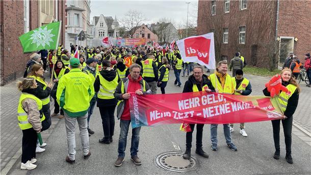 Am Morgen haben sich Mitarbeiter des öffentlichen Dienstes vor den Stadthäusern in Bremerhaven-Lehe versammelt. Verdi hat für Montag zum Warnstreik aufgerufen.