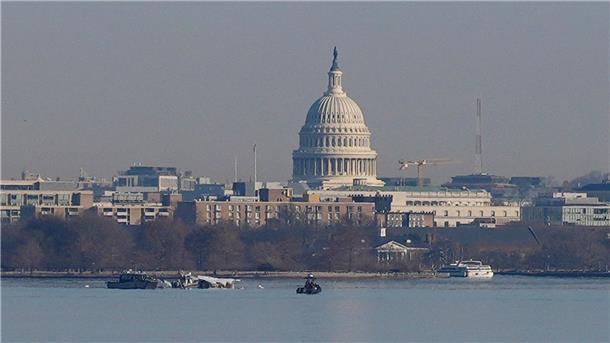 Benefizevent mit Eiskunstlauf-Stars nach Flugzeugunglück Am Morgen nach dem Absturz suchten Helfer vergeblich nach Überlebenden und Toten in Washington.