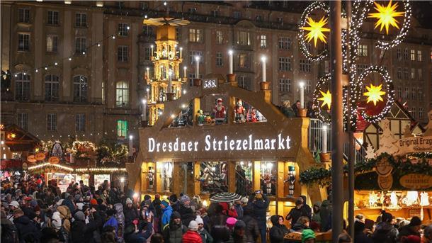 Geiselnahme in Dresden beendet - Täter stirbt Am Nachmittag öffnete der bekannte Striezelmarkt in der Dresdner Innenstadt wieder.