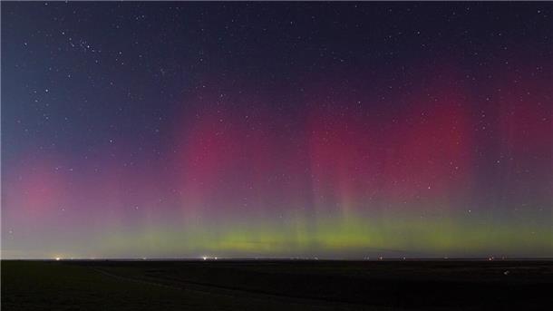 Am nächtlichen Himmel über dem Langwarder Groden explodieren die Farben.