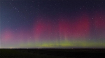 Am nächtlichen Himmel über dem Langwarder Groden explodieren die Farben.