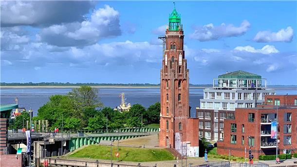 Am Neuen Hafen in Bremerhaven verbinden sich alte und neue Gebäude zu einer modernen Hafenkulisse.